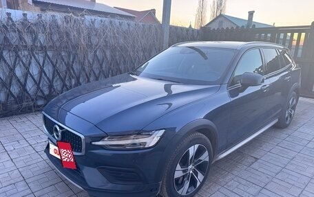 Volvo V60 Cross Country II, 2021 год, 3 250 000 рублей, 2 фотография