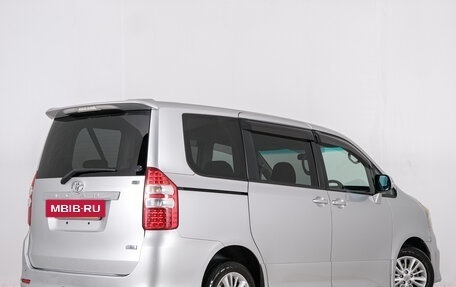 Toyota Noah III, 2010 год, 1 399 000 рублей, 7 фотография
