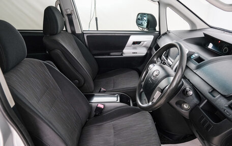 Toyota Noah III, 2010 год, 1 399 000 рублей, 14 фотография