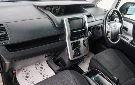 Toyota Noah III, 2010 год, 1 399 000 рублей, 9 фотография