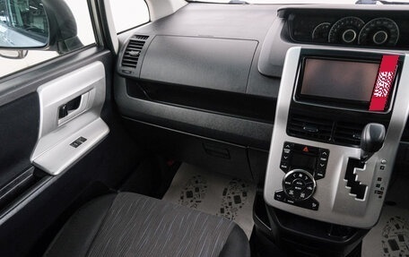 Toyota Noah III, 2010 год, 1 399 000 рублей, 10 фотография