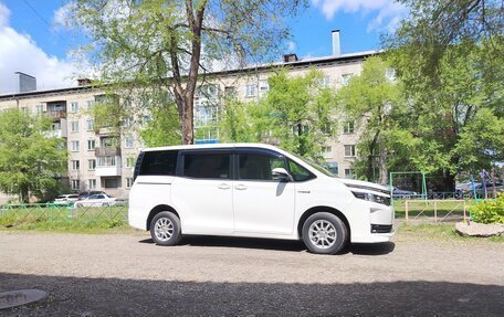 Toyota Voxy III, 2016 год, 2 030 000 рублей, 2 фотография