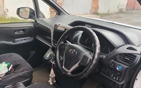 Toyota Voxy III, 2016 год, 2 030 000 рублей, 20 фотография