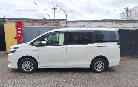 Toyota Voxy III, 2016 год, 2 030 000 рублей, 14 фотография