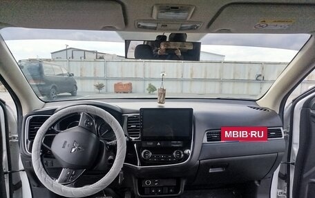 Mitsubishi Outlander III рестайлинг 3, 2018 год, 2 100 000 рублей, 3 фотография