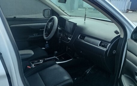 Mitsubishi Outlander III рестайлинг 3, 2018 год, 2 100 000 рублей, 9 фотография