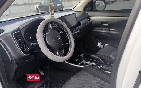 Mitsubishi Outlander III рестайлинг 3, 2018 год, 2 100 000 рублей, 8 фотография