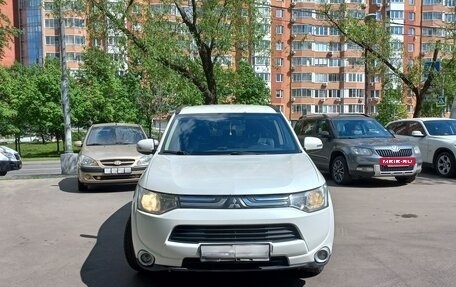 Mitsubishi Outlander III рестайлинг 3, 2013 год, 1 200 000 рублей, 2 фотография