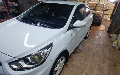 Hyundai Solaris II рестайлинг, 2011 год, 800 000 рублей, 5 фотография