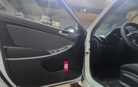 Hyundai Solaris II рестайлинг, 2011 год, 800 000 рублей, 7 фотография