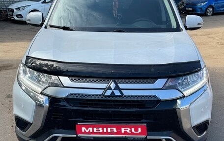 Mitsubishi Outlander III рестайлинг 3, 2019 год, 2 650 000 рублей, 1 фотография