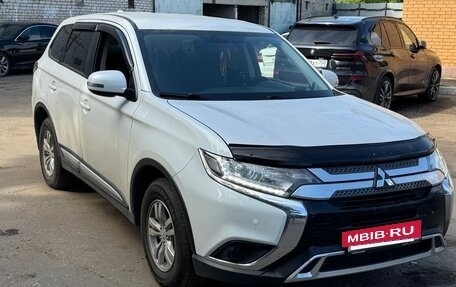 Mitsubishi Outlander III рестайлинг 3, 2019 год, 2 650 000 рублей, 4 фотография