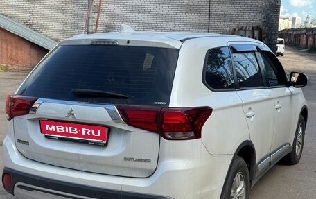 Mitsubishi Outlander III рестайлинг 3, 2019 год, 2 650 000 рублей, 3 фотография