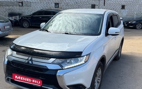 Mitsubishi Outlander III рестайлинг 3, 2019 год, 2 650 000 рублей, 2 фотография