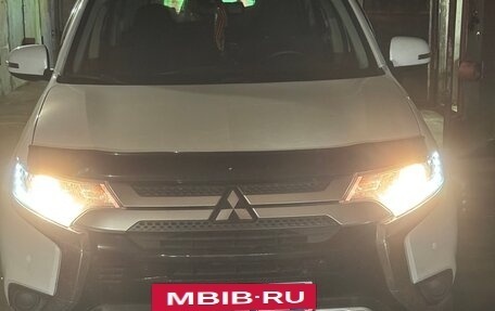 Mitsubishi Outlander III рестайлинг 3, 2019 год, 2 650 000 рублей, 14 фотография
