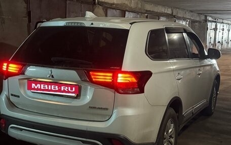 Mitsubishi Outlander III рестайлинг 3, 2019 год, 2 650 000 рублей, 15 фотография