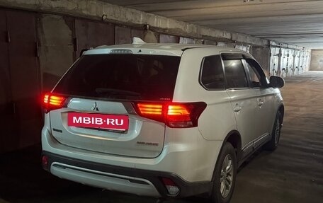 Mitsubishi Outlander III рестайлинг 3, 2019 год, 2 650 000 рублей, 17 фотография