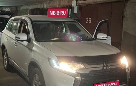 Mitsubishi Outlander III рестайлинг 3, 2019 год, 2 650 000 рублей, 16 фотография