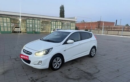 Hyundai Solaris II рестайлинг, 2011 год, 595 000 рублей, 1 фотография