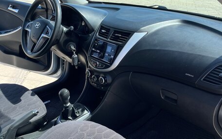 Hyundai Solaris II рестайлинг, 2011 год, 920 000 рублей, 16 фотография
