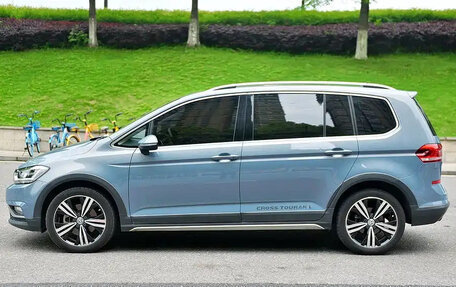 Volkswagen Touran III, 2022 год, 1 215 888 рублей, 4 фотография
