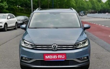Volkswagen Touran III, 2022 год, 1 215 888 рублей, 2 фотография