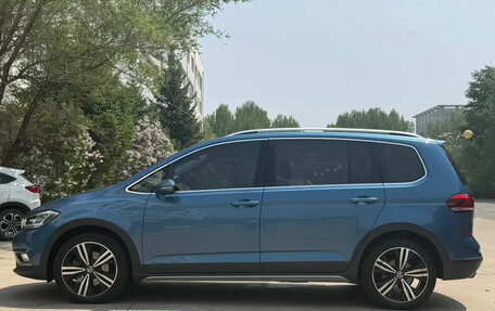 Volkswagen Touran III, 2022 год, 2 220 000 рублей, 4 фотография