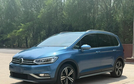 Volkswagen Touran III, 2022 год, 2 220 000 рублей, 2 фотография