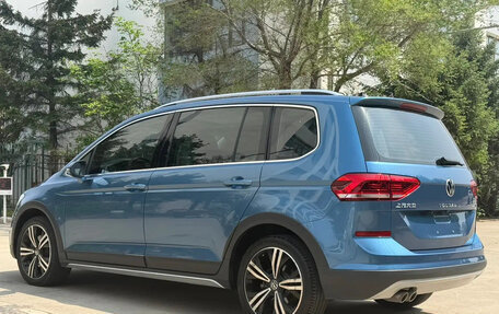 Volkswagen Touran III, 2022 год, 2 220 000 рублей, 5 фотография