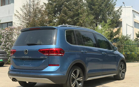 Volkswagen Touran III, 2022 год, 2 220 000 рублей, 7 фотография