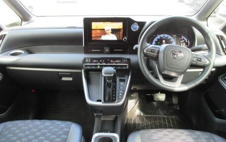 Toyota Voxy, 2023 год, 2 126 004 рублей, 18 фотография