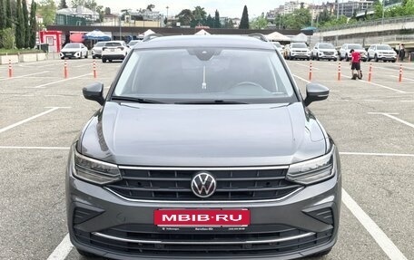 Volkswagen Tiguan II, 2021 год, 2 850 000 рублей, 1 фотография