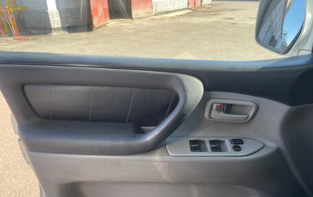 Toyota Land Cruiser 100 рестайлинг 2, 2006 год, 2 650 000 рублей, 26 фотография