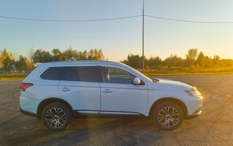 Mitsubishi Outlander III рестайлинг 3, 2016 год, 2 500 000 рублей, 7 фотография