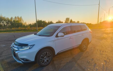 Mitsubishi Outlander III рестайлинг 3, 2016 год, 2 500 000 рублей, 11 фотография