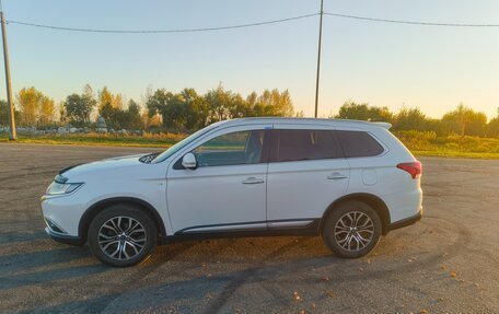 Mitsubishi Outlander III рестайлинг 3, 2016 год, 2 500 000 рублей, 10 фотография
