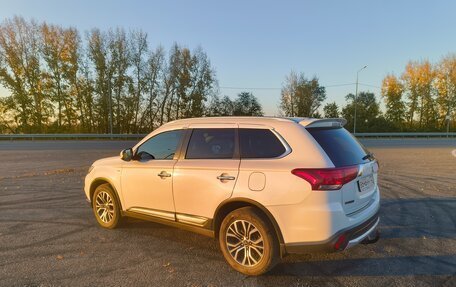 Mitsubishi Outlander III рестайлинг 3, 2016 год, 2 500 000 рублей, 3 фотография