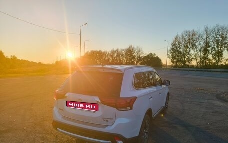 Mitsubishi Outlander III рестайлинг 3, 2016 год, 2 500 000 рублей, 6 фотография