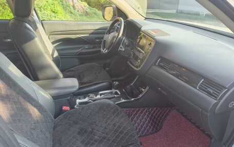 Mitsubishi Outlander III рестайлинг 3, 2016 год, 2 500 000 рублей, 17 фотография
