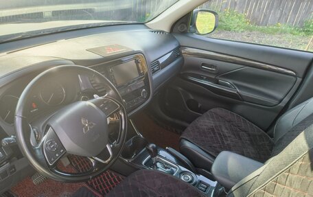 Mitsubishi Outlander III рестайлинг 3, 2016 год, 2 500 000 рублей, 16 фотография