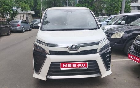 Toyota Voxy III, 2017 год, 2 050 000 рублей, 1 фотография