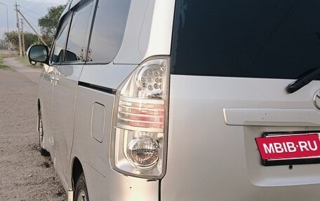 Toyota Voxy II, 2009 год, 1 150 000 рублей, 3 фотография