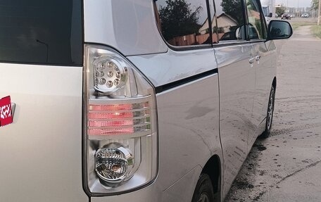 Toyota Voxy II, 2009 год, 1 150 000 рублей, 2 фотография