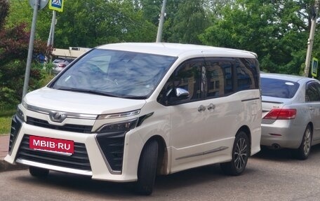 Toyota Voxy III, 2017 год, 2 050 000 рублей, 3 фотография