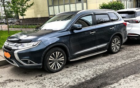 Mitsubishi Outlander III рестайлинг 3, 2018 год, 1 900 000 рублей, 2 фотография