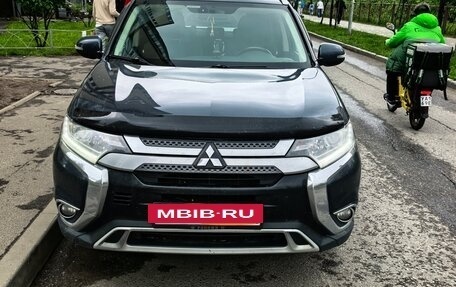 Mitsubishi Outlander III рестайлинг 3, 2018 год, 1 900 000 рублей, 5 фотография