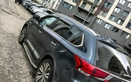 Mitsubishi Outlander III рестайлинг 3, 2018 год, 1 900 000 рублей, 4 фотография