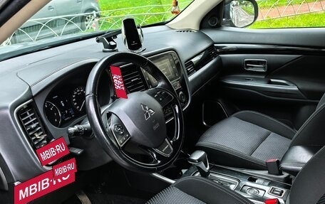 Mitsubishi Outlander III рестайлинг 3, 2018 год, 1 900 000 рублей, 6 фотография