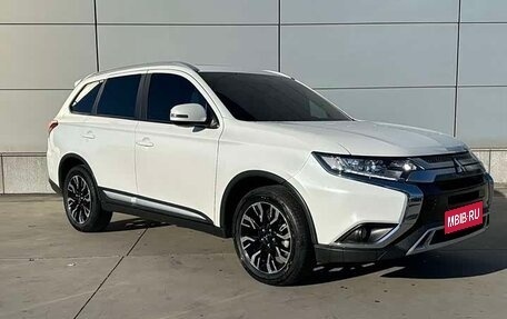 Mitsubishi Outlander III рестайлинг 3, 2022 год, 2 050 000 рублей, 1 фотография