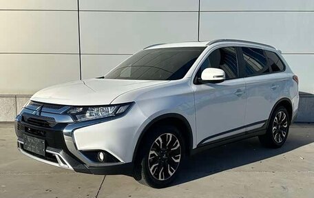 Mitsubishi Outlander III рестайлинг 3, 2022 год, 2 050 000 рублей, 4 фотография